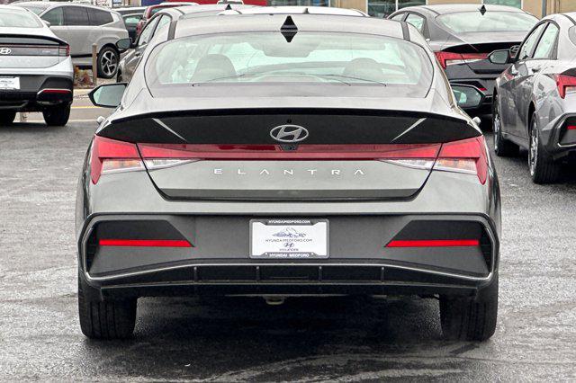 2026 Hyundai Elantra SEL Sport photo 3