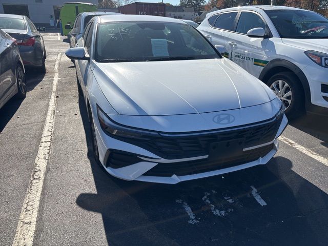 2025 Hyundai Elantra SE photo 2