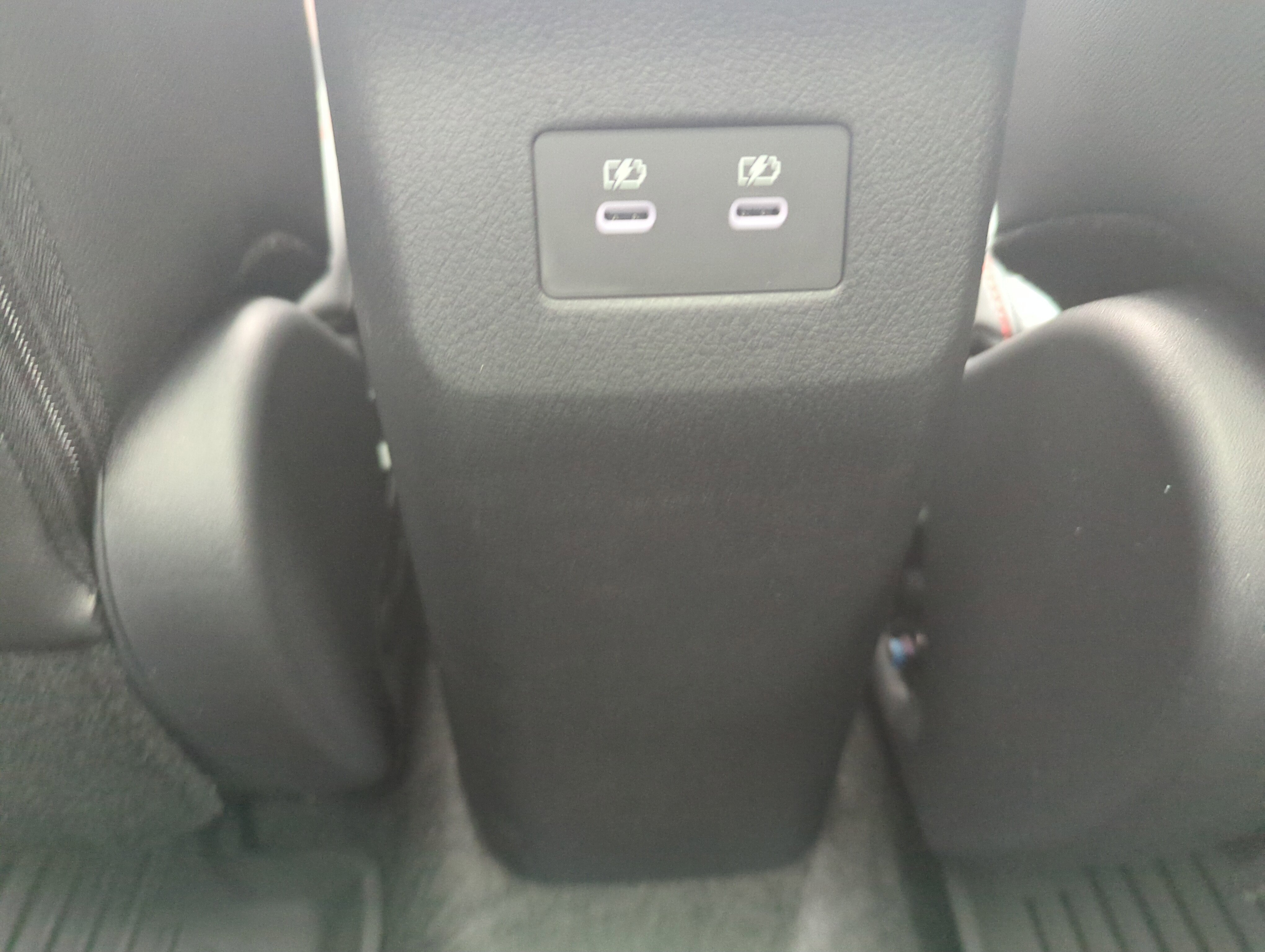 2026 Nissan Kicks SR photo 2