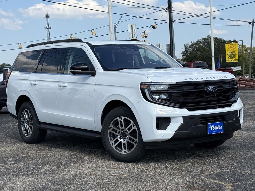 2025 Ford Expedition photo 2