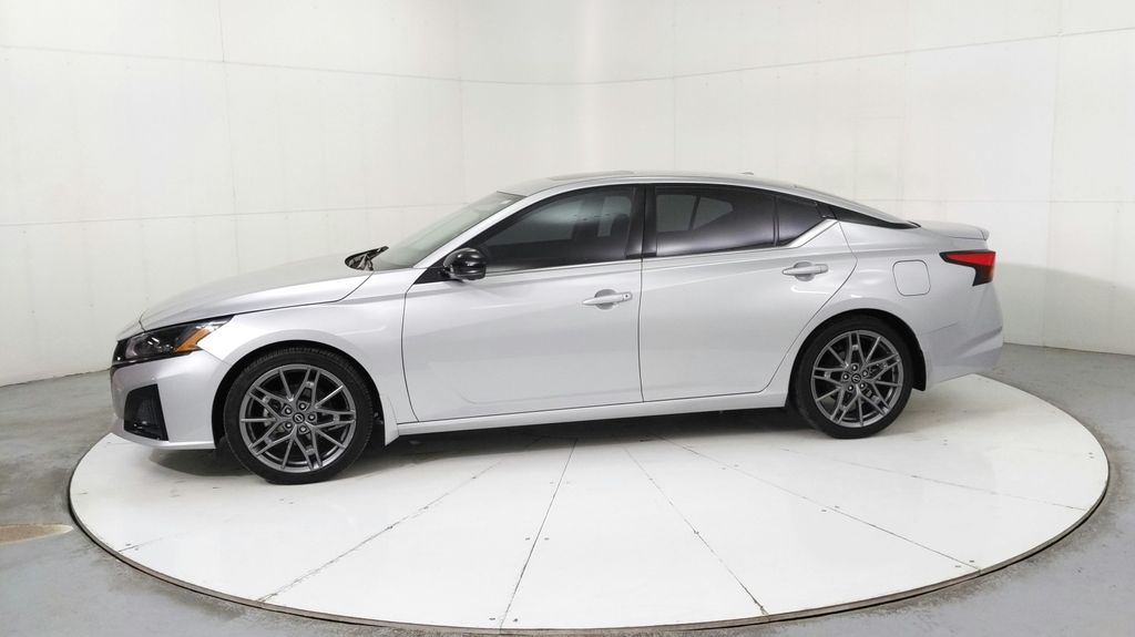 2024 Nissan Altima SR photo 2