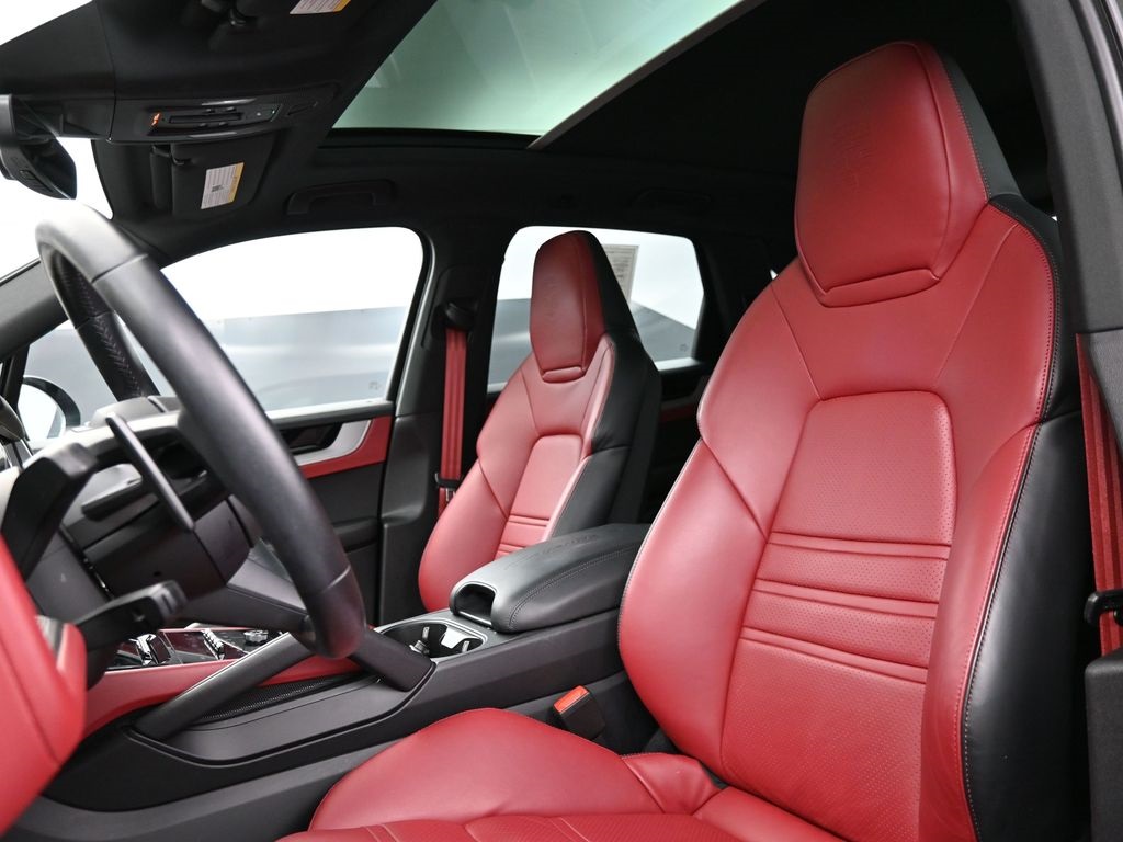 2024 Porsche Cayenne S photo 2