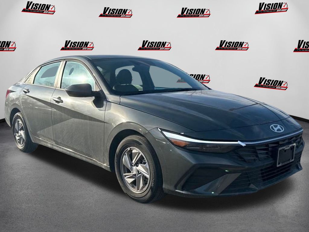 2024 Hyundai Elantra SE photo 3