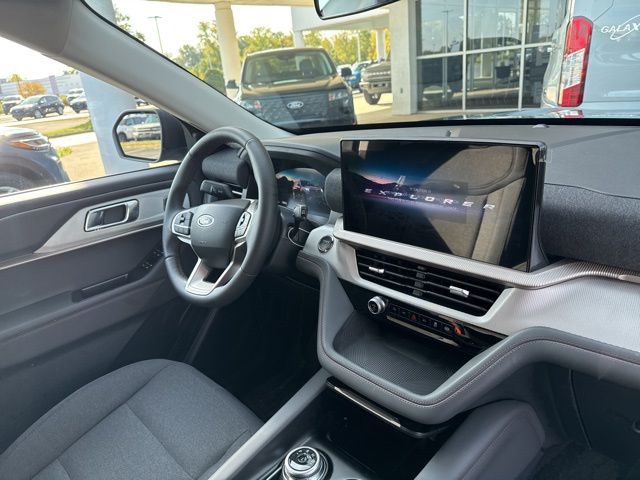 2025 Ford Explorer photo 16