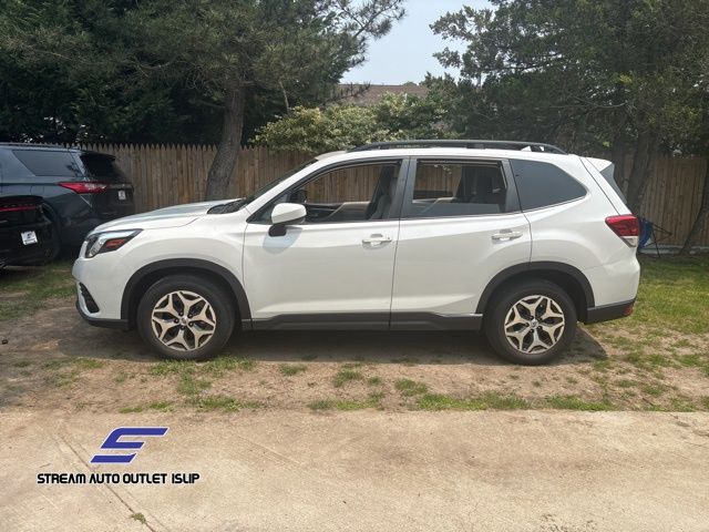 2022 Subaru Forester Premium photo 4