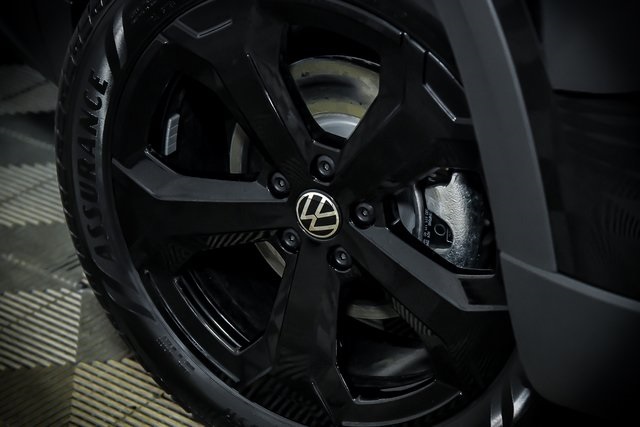 2025 Volkswagen Taos SEL photo 4