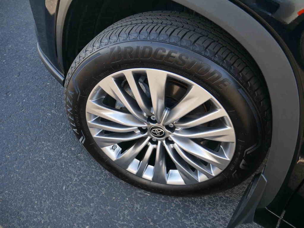 2023 Toyota Highlander LE photo 8