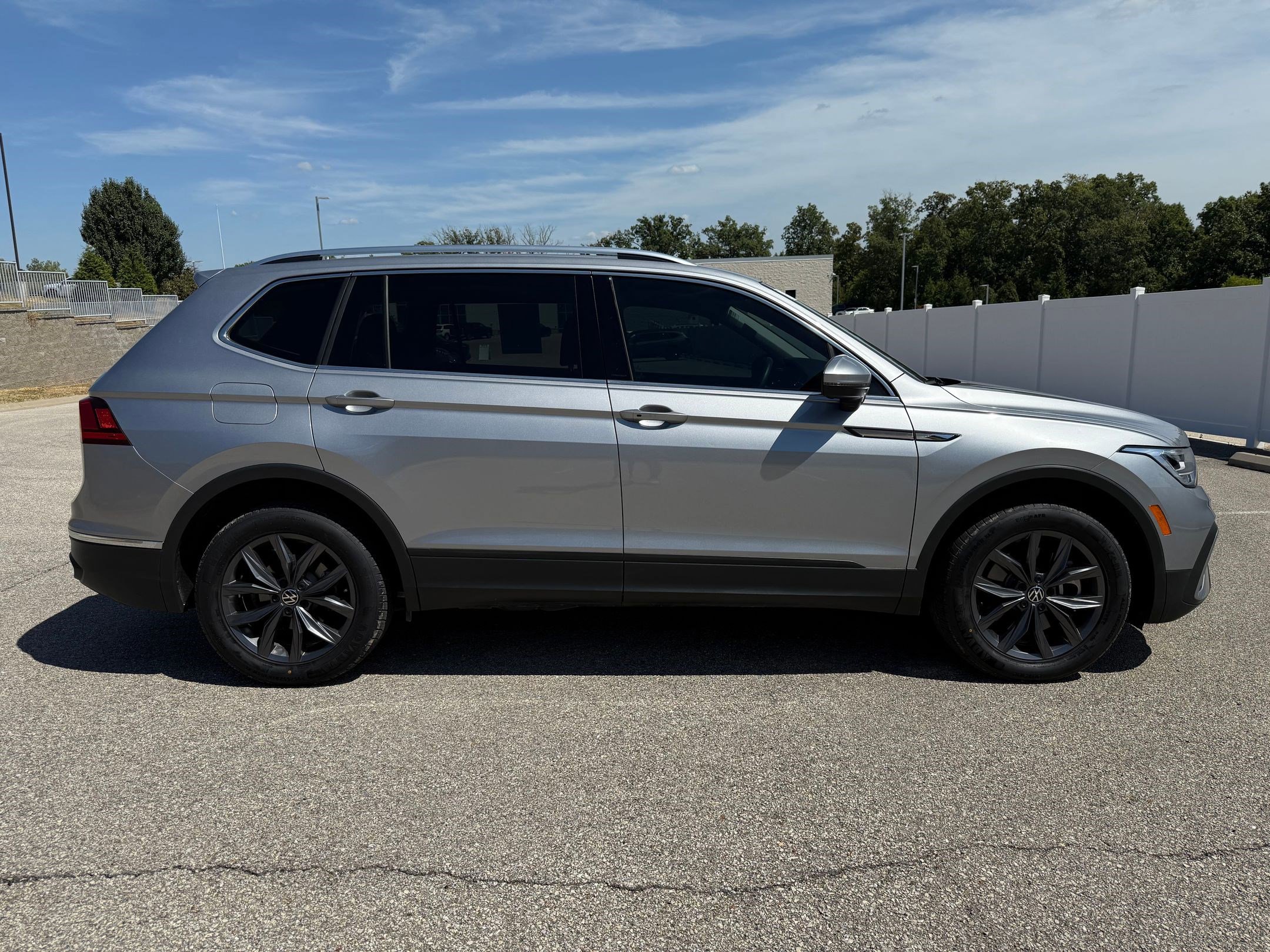 2023 Volkswagen Tiguan SE photo 8