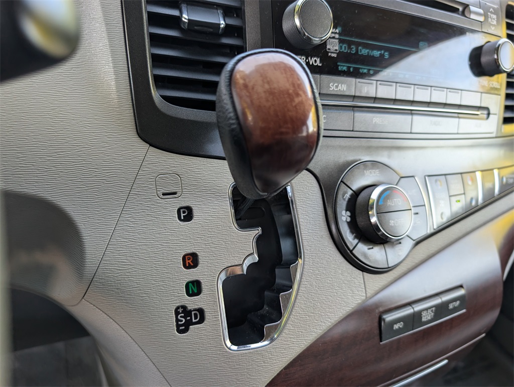 2014 Toyota Sienna XLE photo 28