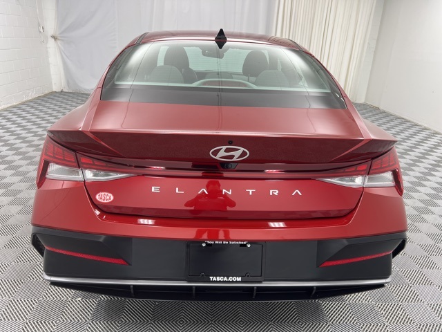 2024 Hyundai Elantra SEL Convenience photo 7