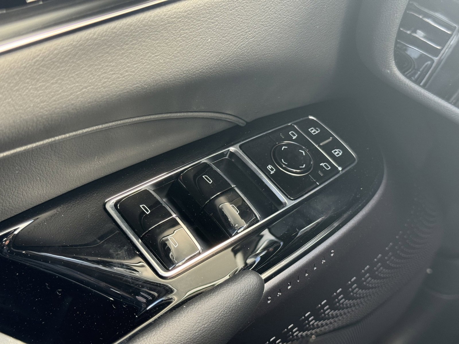 2025 Cadillac Lyriq Luxury photo 25