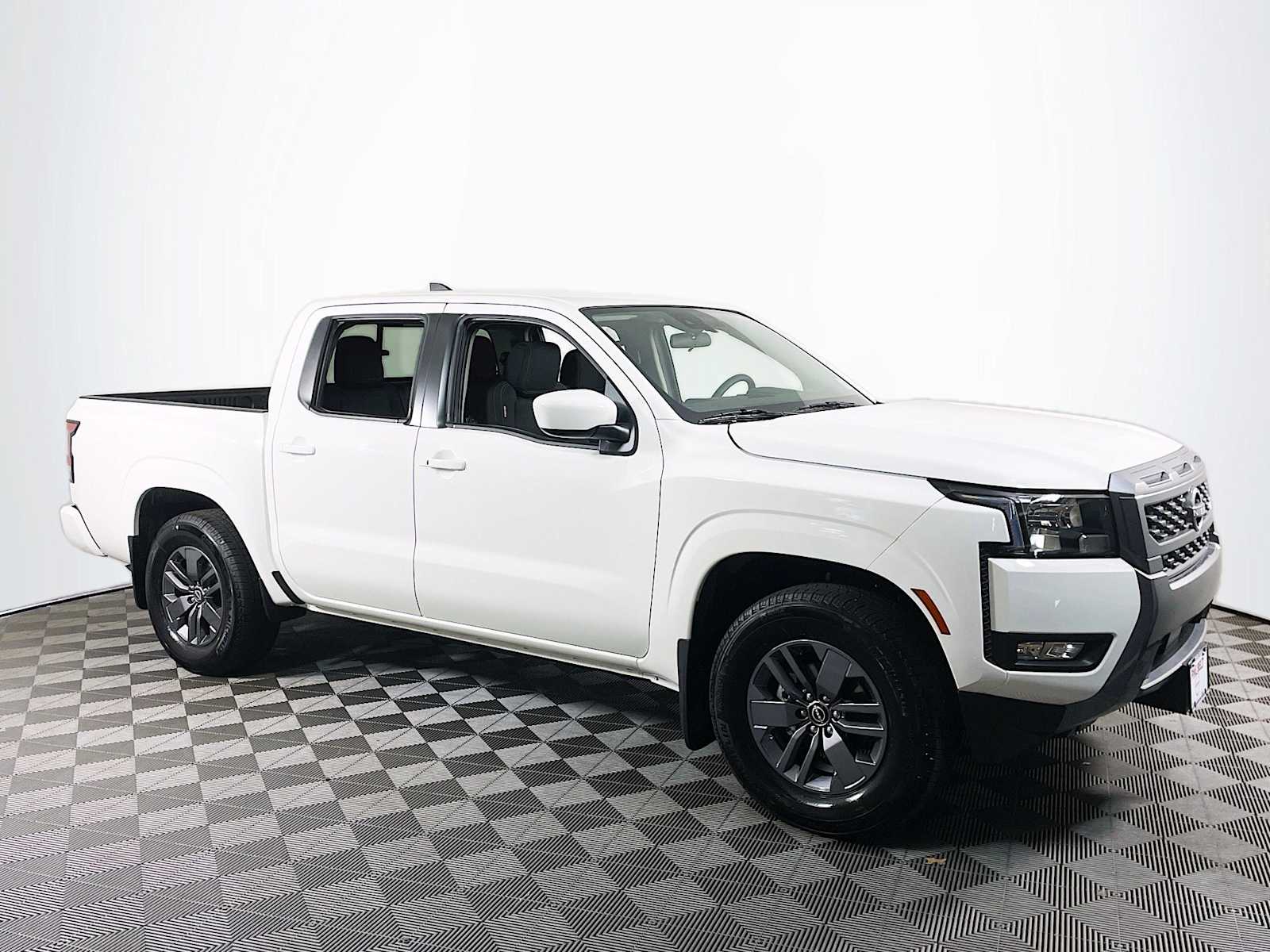2025 Nissan Frontier SV Crew Cab photo 3