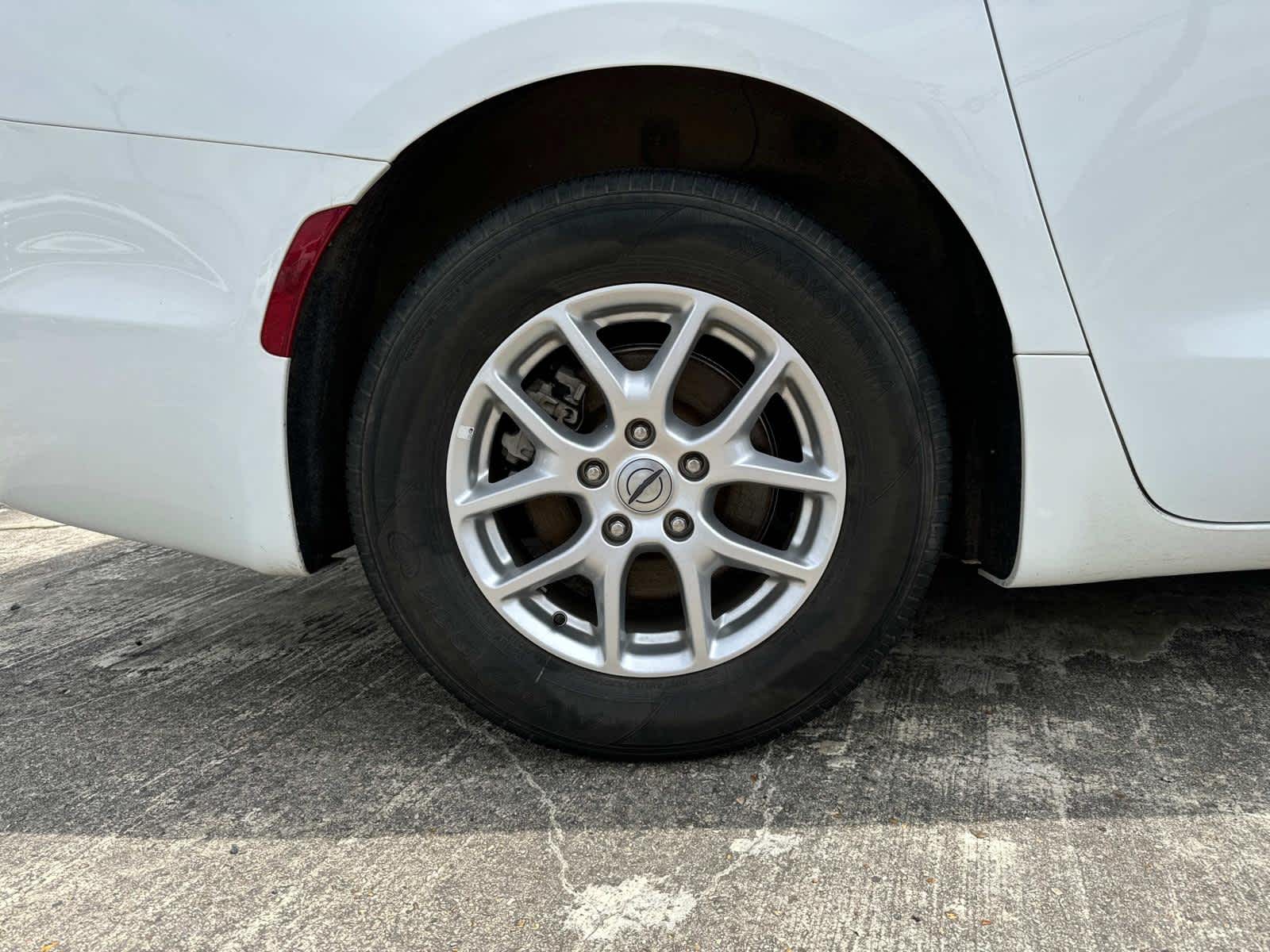 2022 Chrysler Pacifica Touring L photo 9