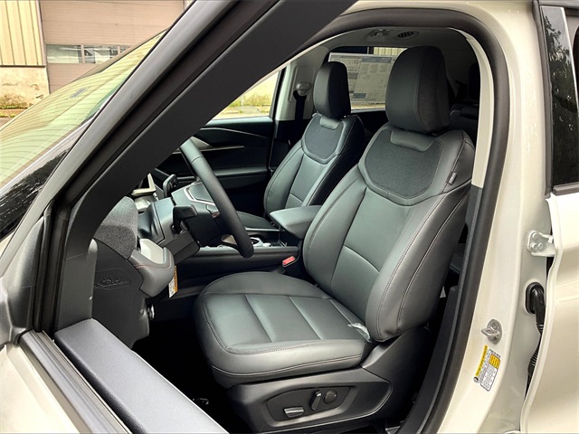 2025 Ford Explorer photo 7