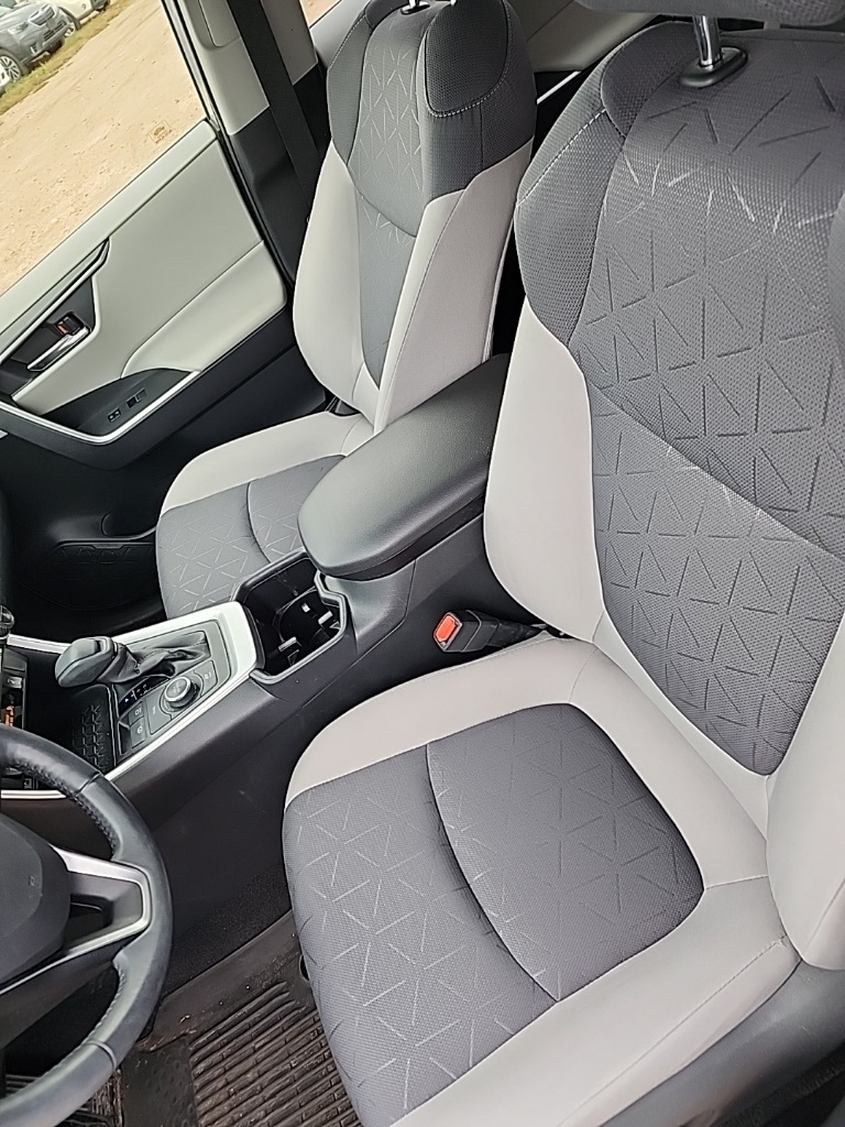 2022 Toyota RAV4 Hybrid XLE photo 9