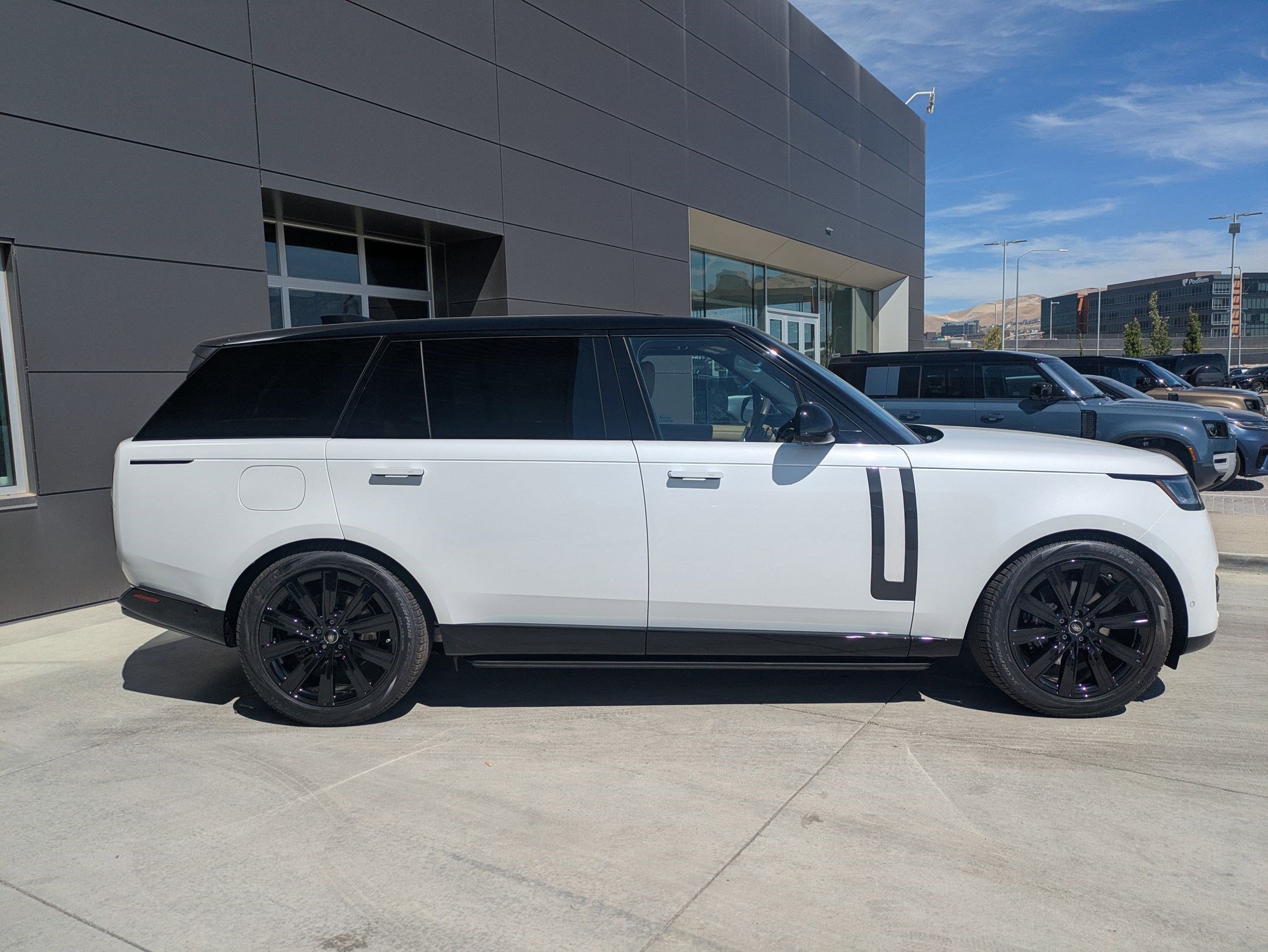 2025 Land Rover Range Rover SE photo 4