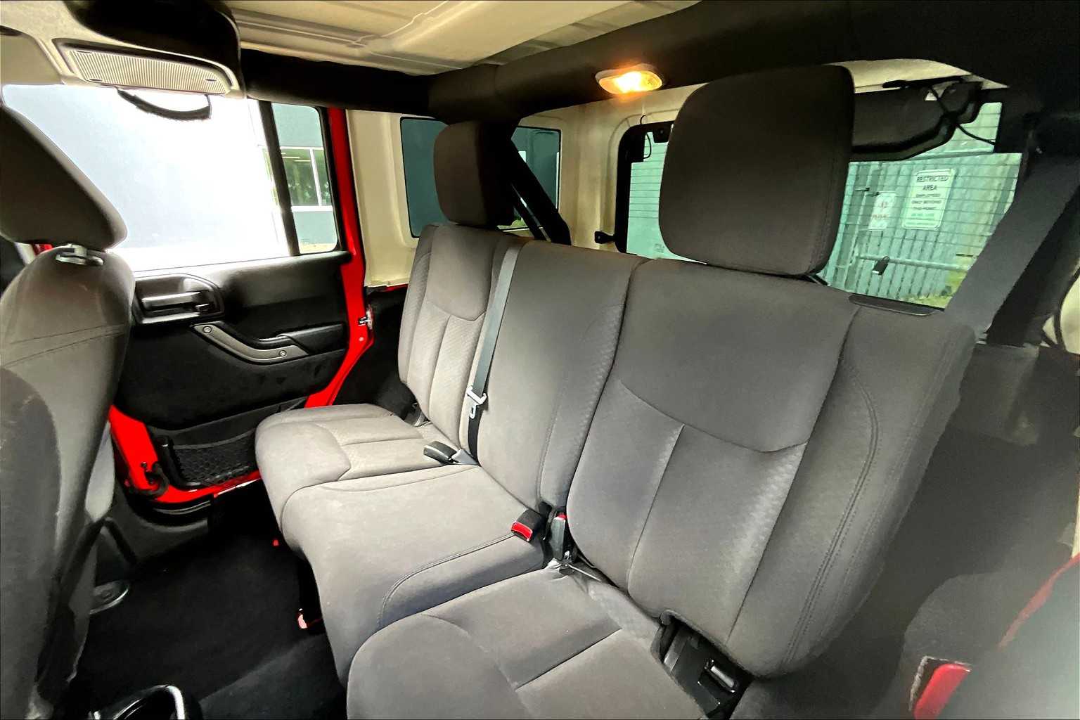 2015 Jeep Wrangler Unlimited Sport photo 17