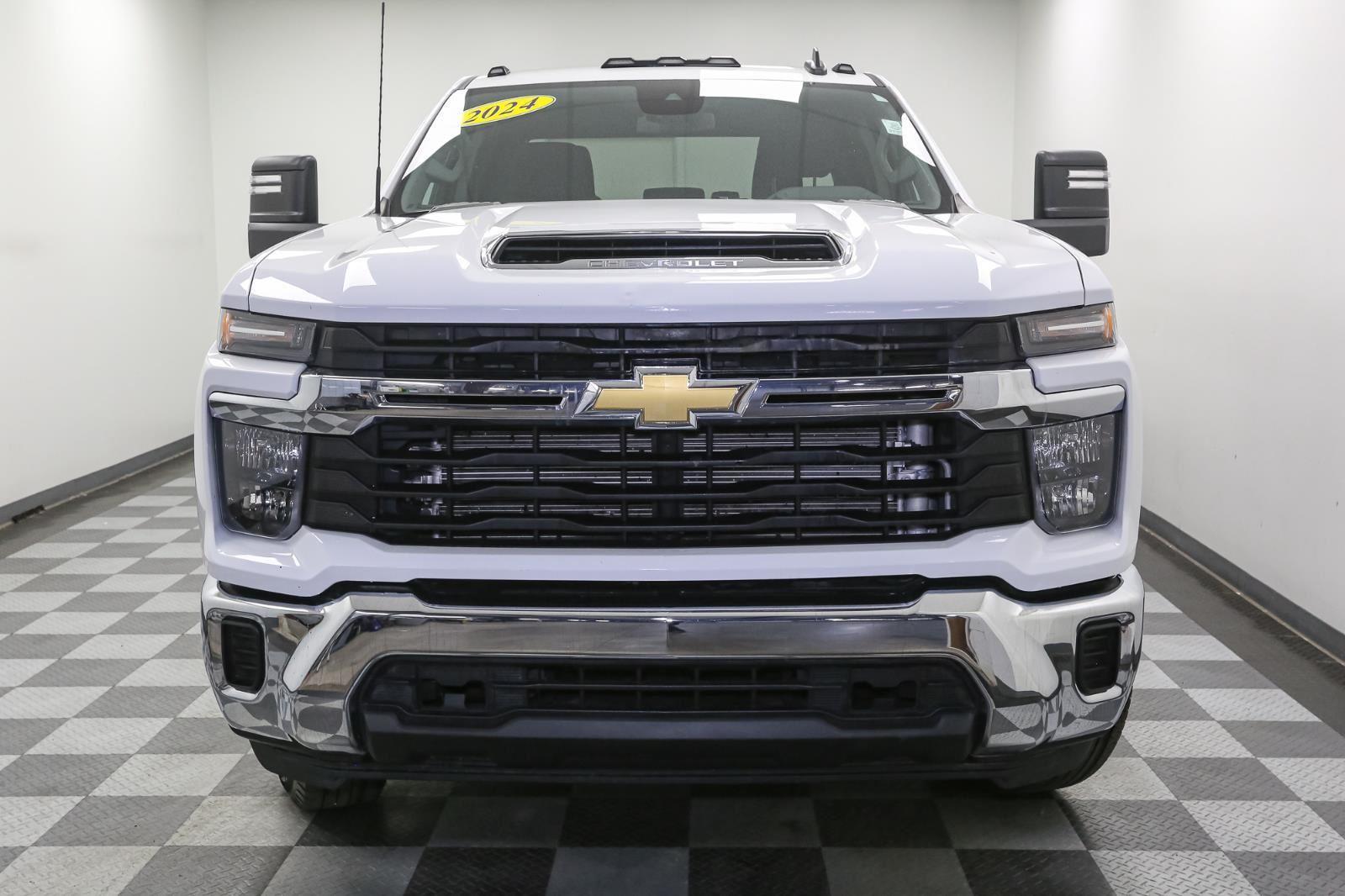 2024 Chevrolet Silverado 3500HD LT photo 3