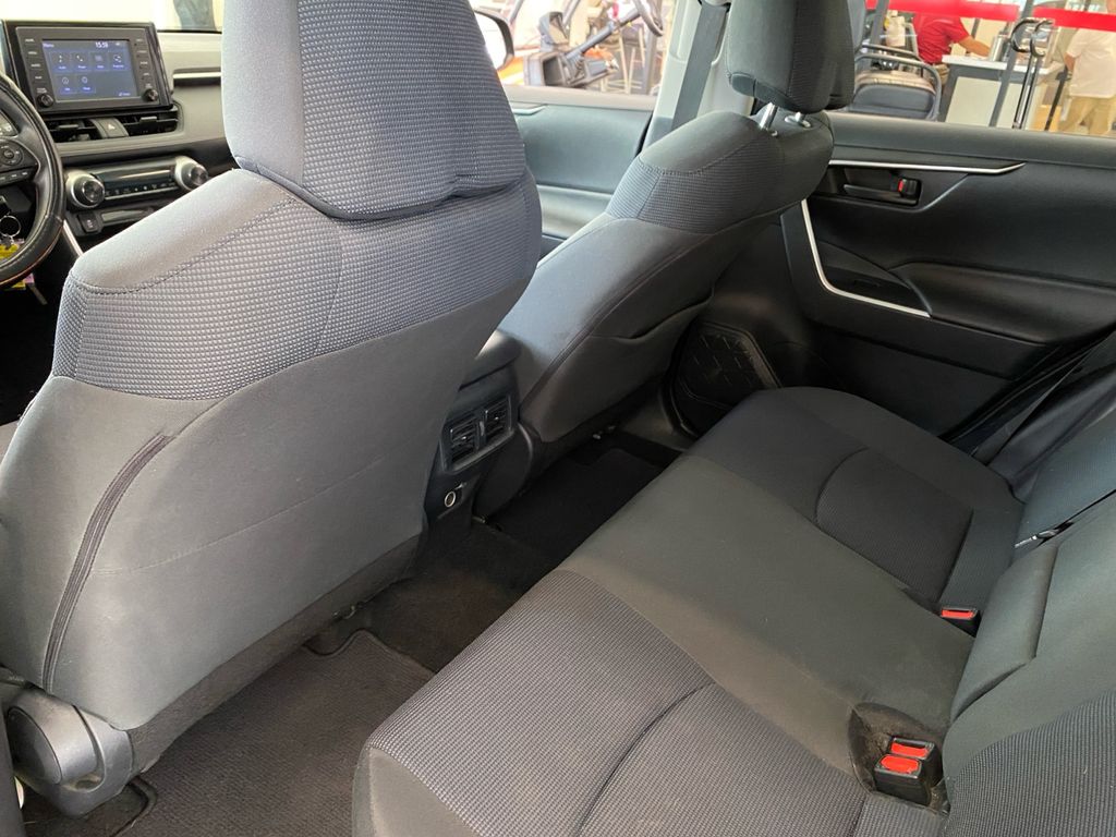 2019 Toyota RAV4 Hybrid LE photo 18