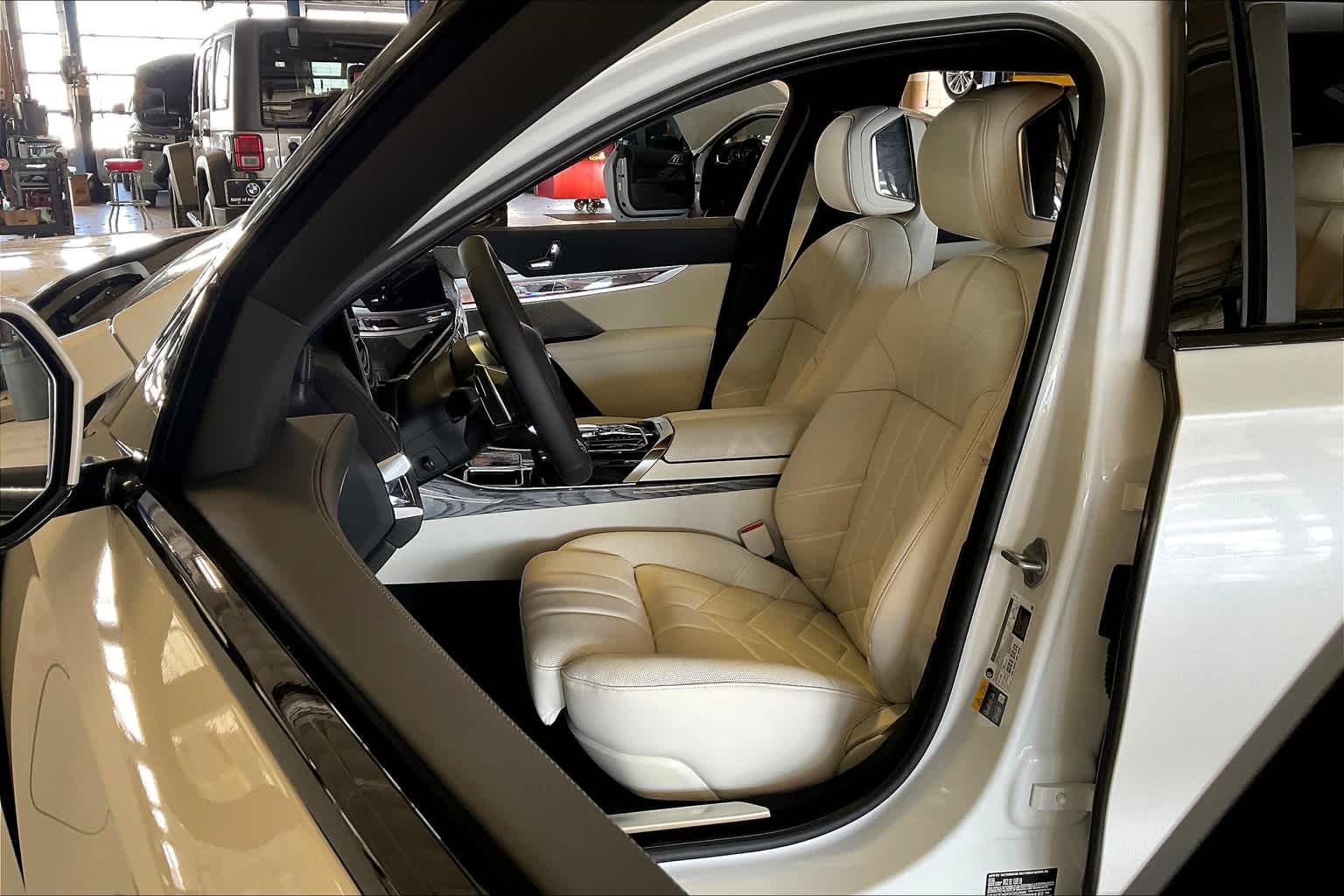 2025 Bmw 750e 750e xDrive photo 9