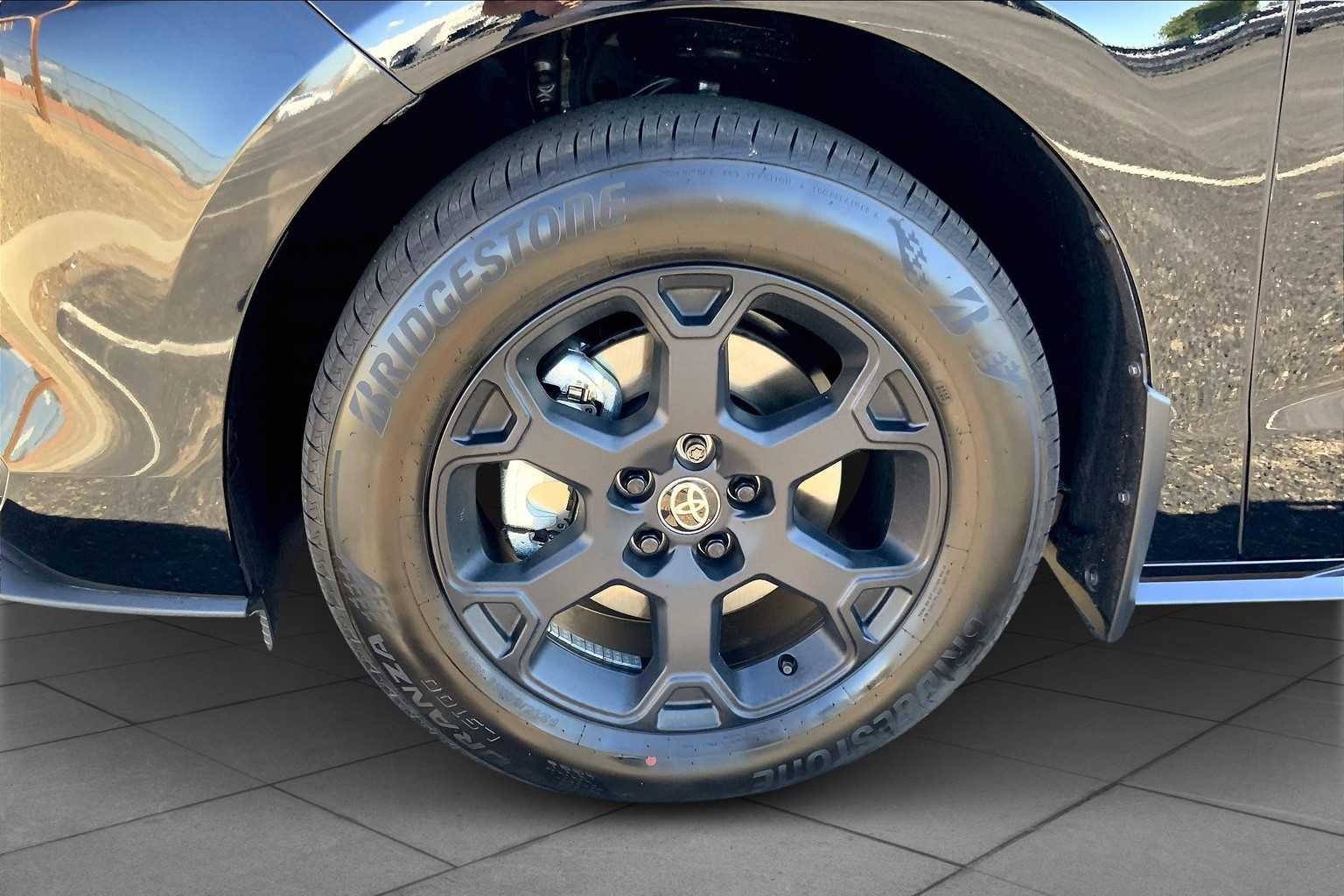 2025 Toyota Sienna Woodland Edition photo 9