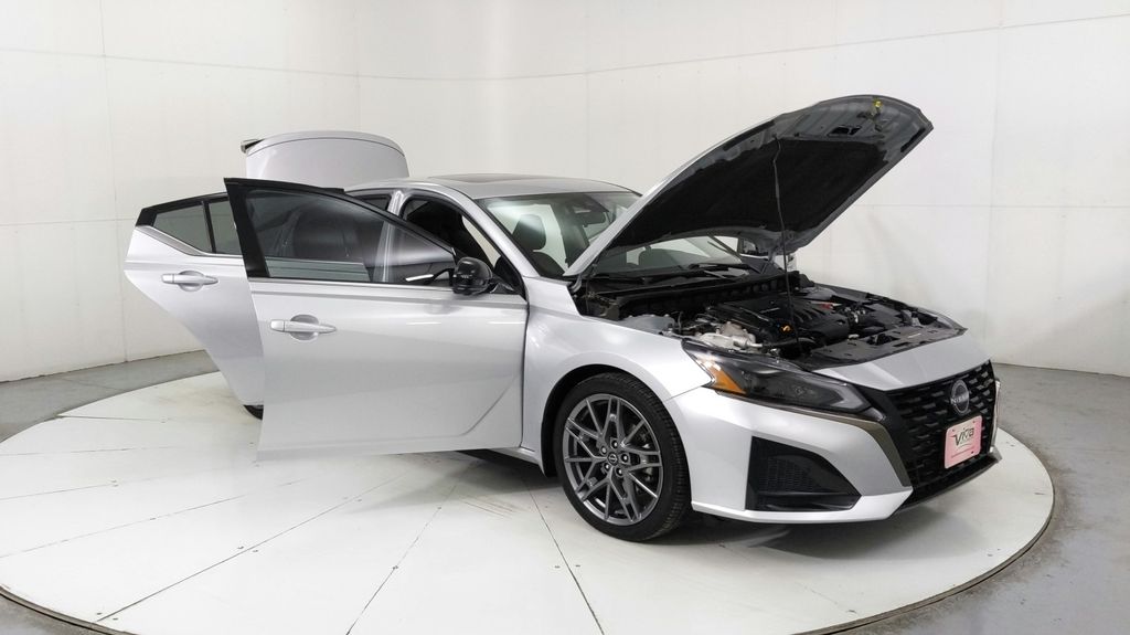 2024 Nissan Altima SR photo 12