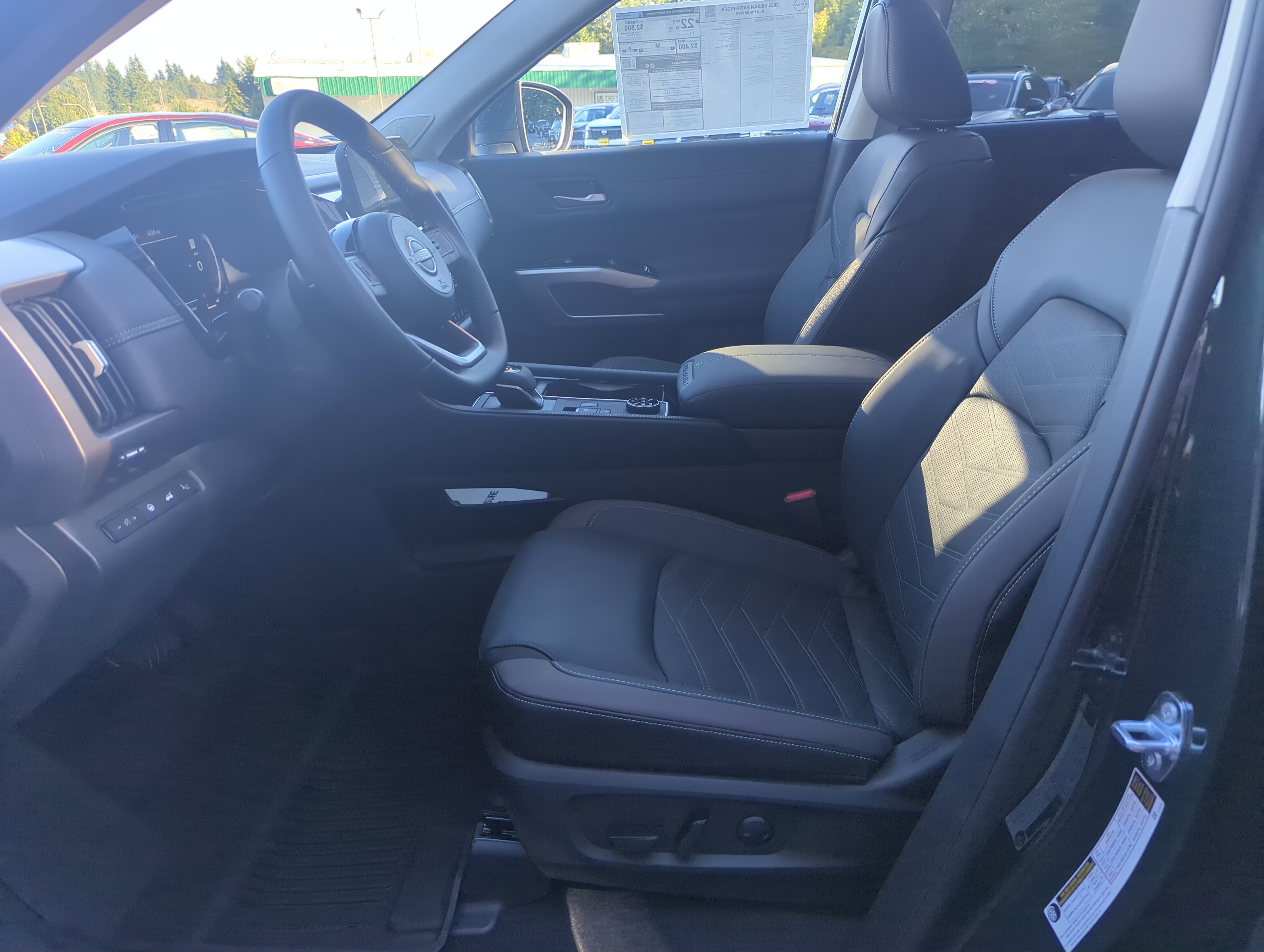 2025 Nissan Pathfinder Platinum photo 4