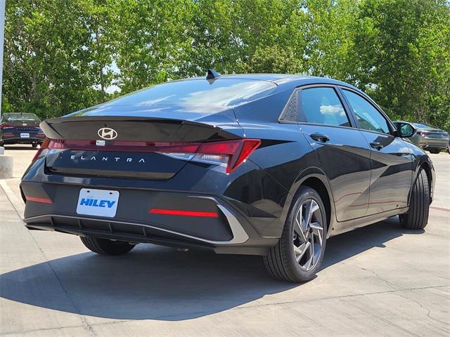 2025 Hyundai Elantra SEL Sport photo 4