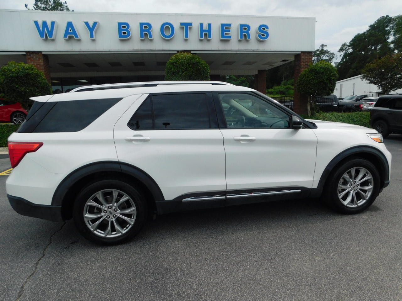2020 Ford Explorer Limited's photo