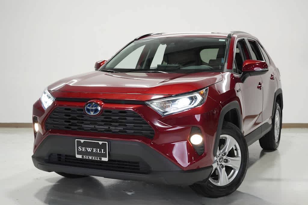 2021 Toyota RAV4 XLE's photo
