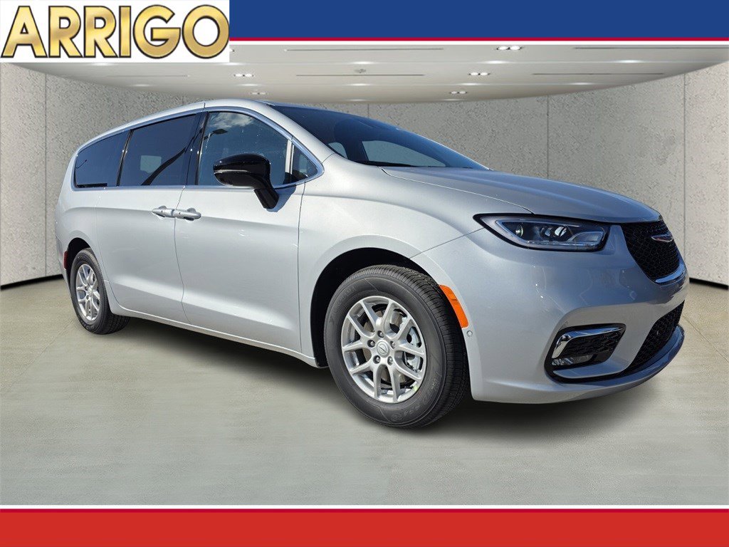 2026 Chrysler Pacifica Select's photo