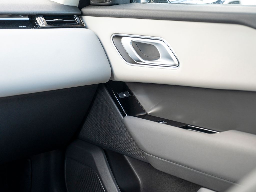 2025 Land Rover Range Rover Velar SE photo 15