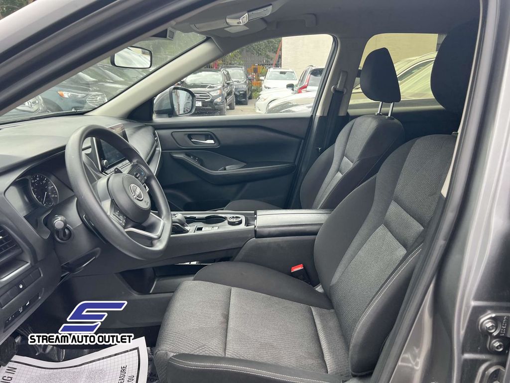 2024 Nissan Rogue SV photo 2