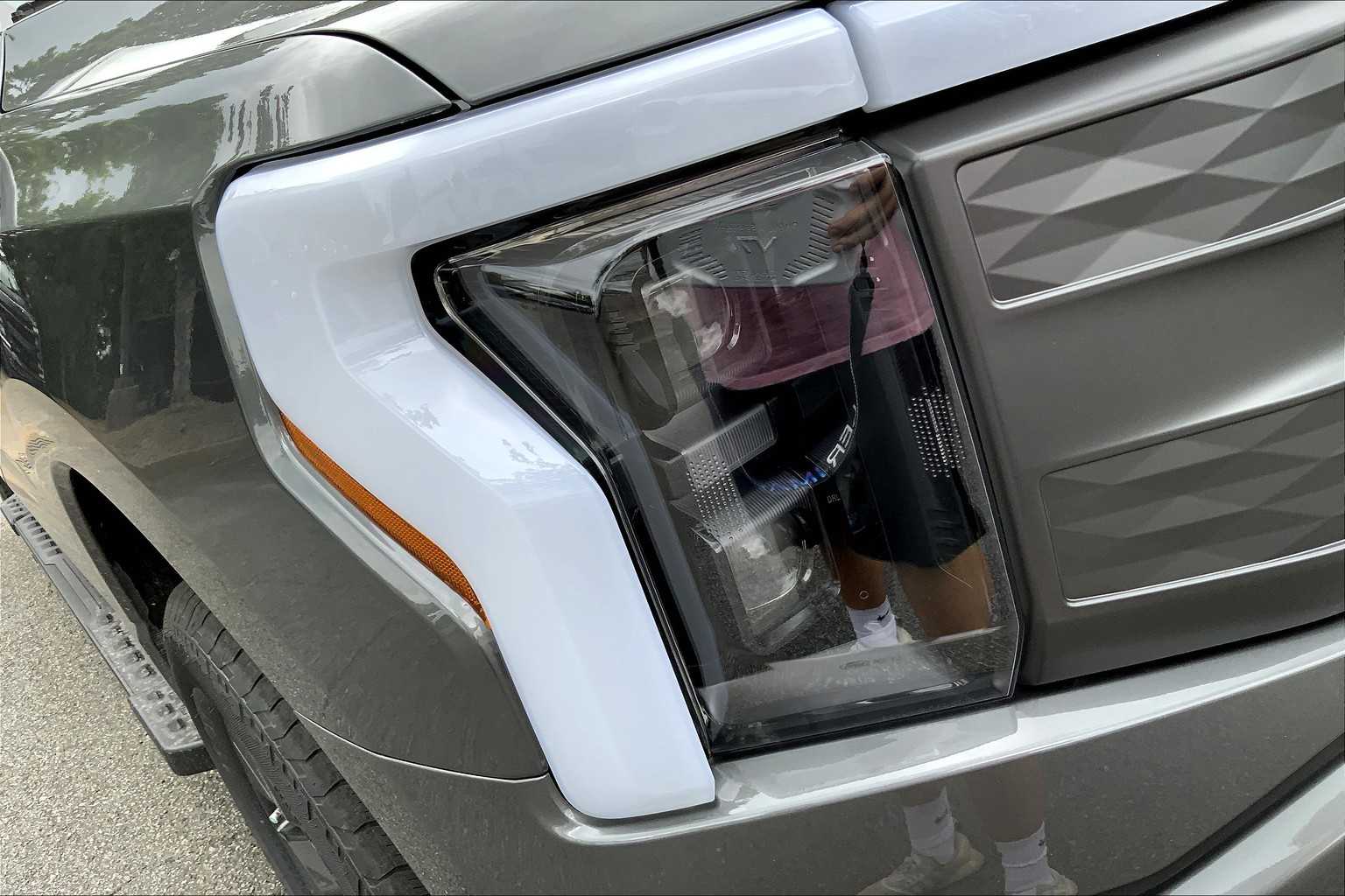 2025 Ford F-150 Lightning Lariat photo 13