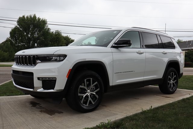2025 Jeep Cherokee Limited photo 2