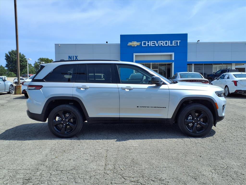 2024 Jeep Grand Cherokee Altitude photo 17