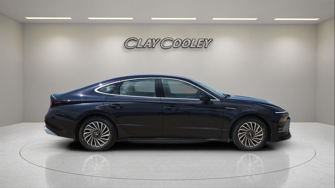 2025 Hyundai Sonata Hybrid SEL photo 2