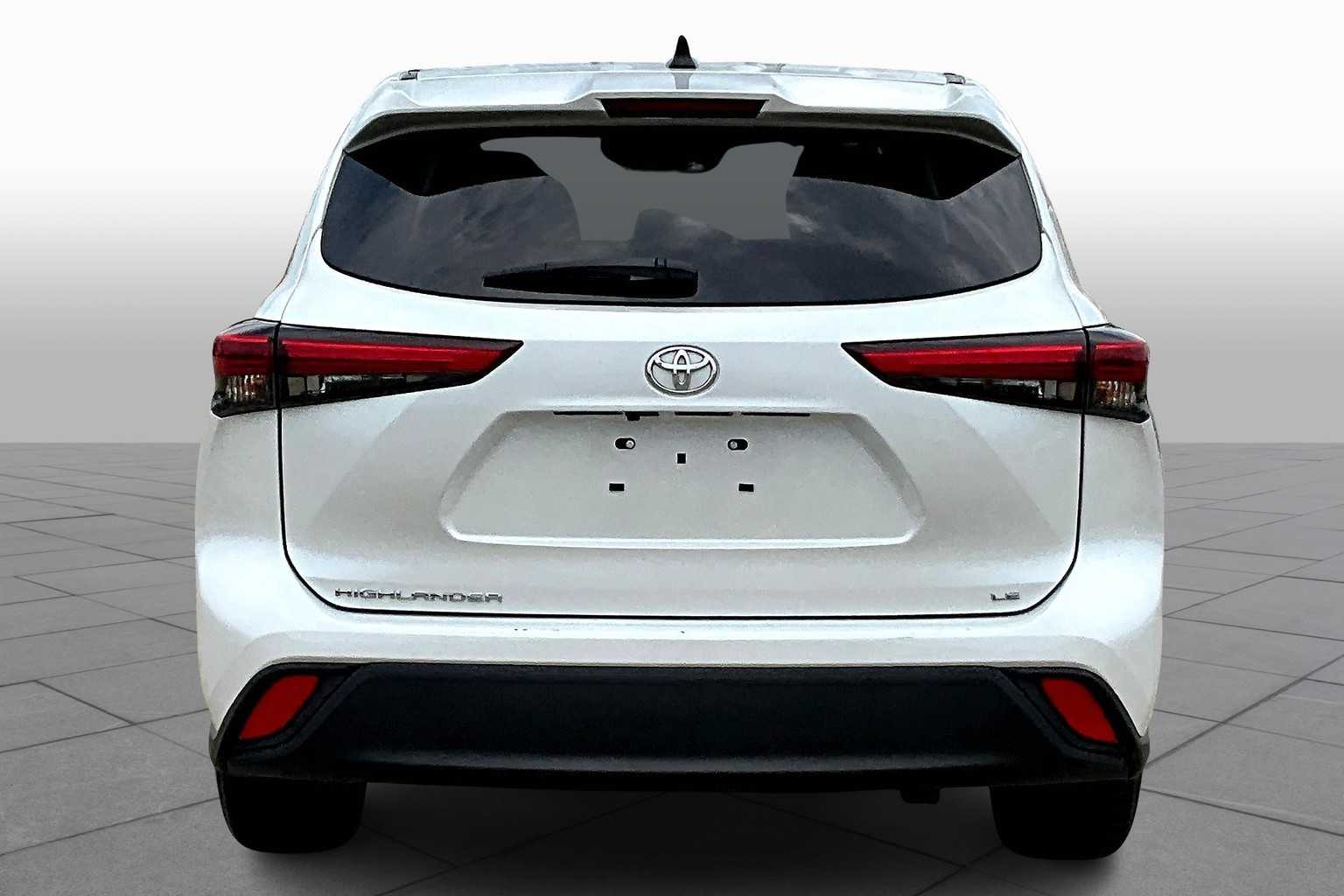 2023 Toyota Highlander LE photo 3