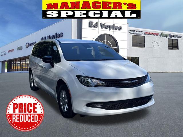 2025 Chrysler Voyager LX's photo