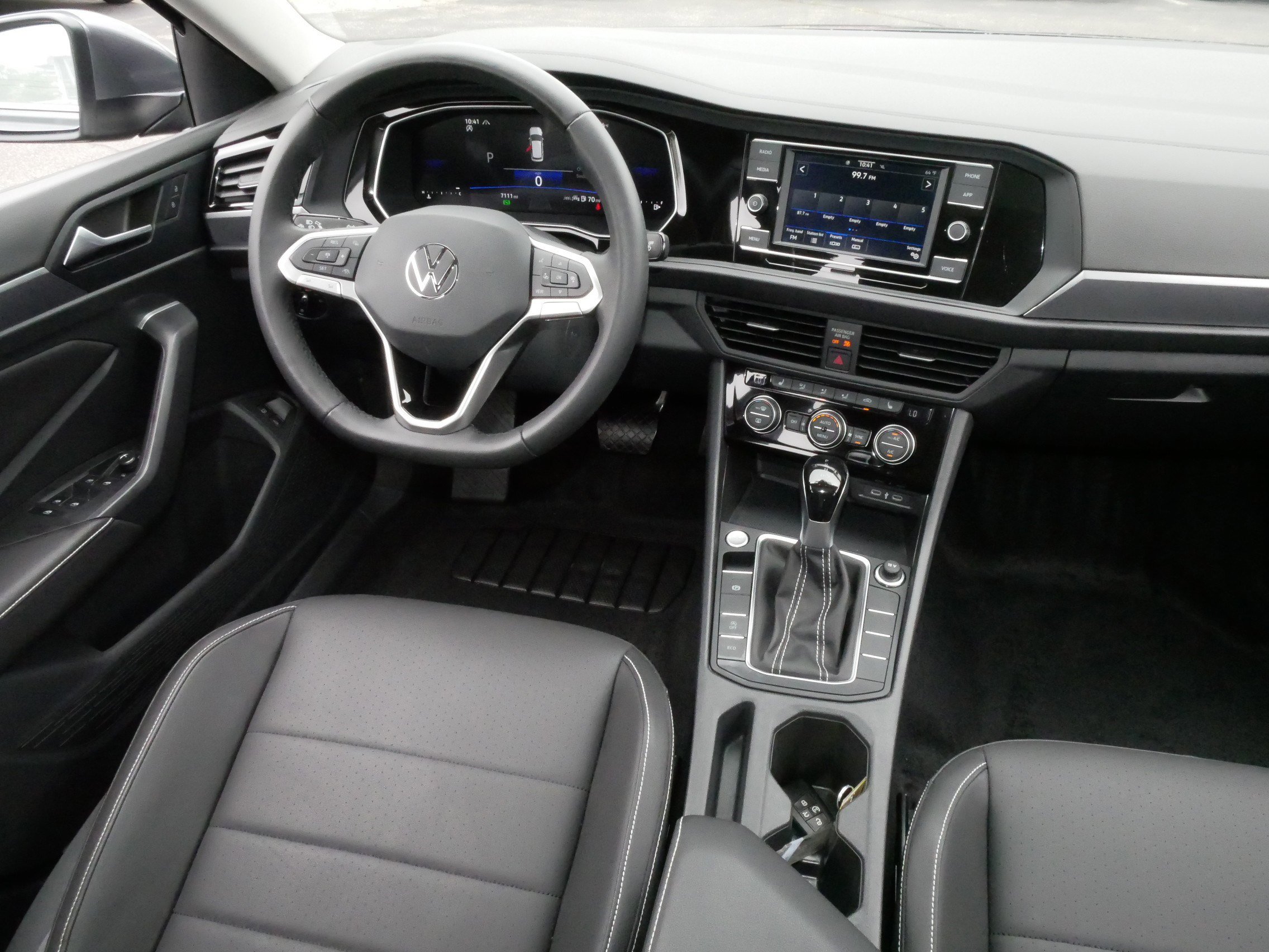 2024 Volkswagen Jetta SE photo 9