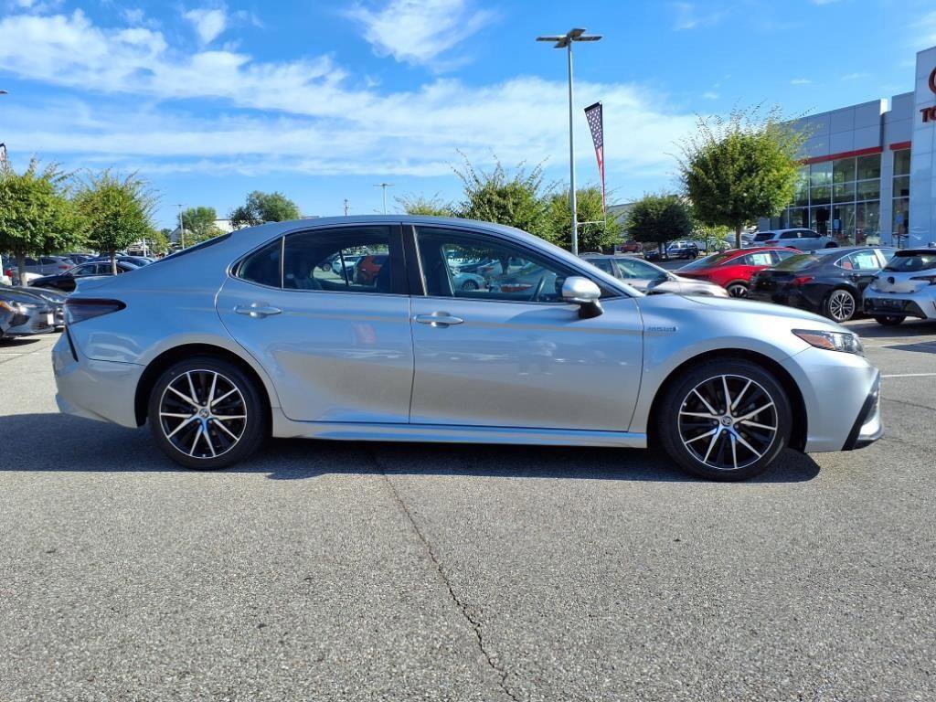 2021 Toyota Camry Hybrid SE photo 3
