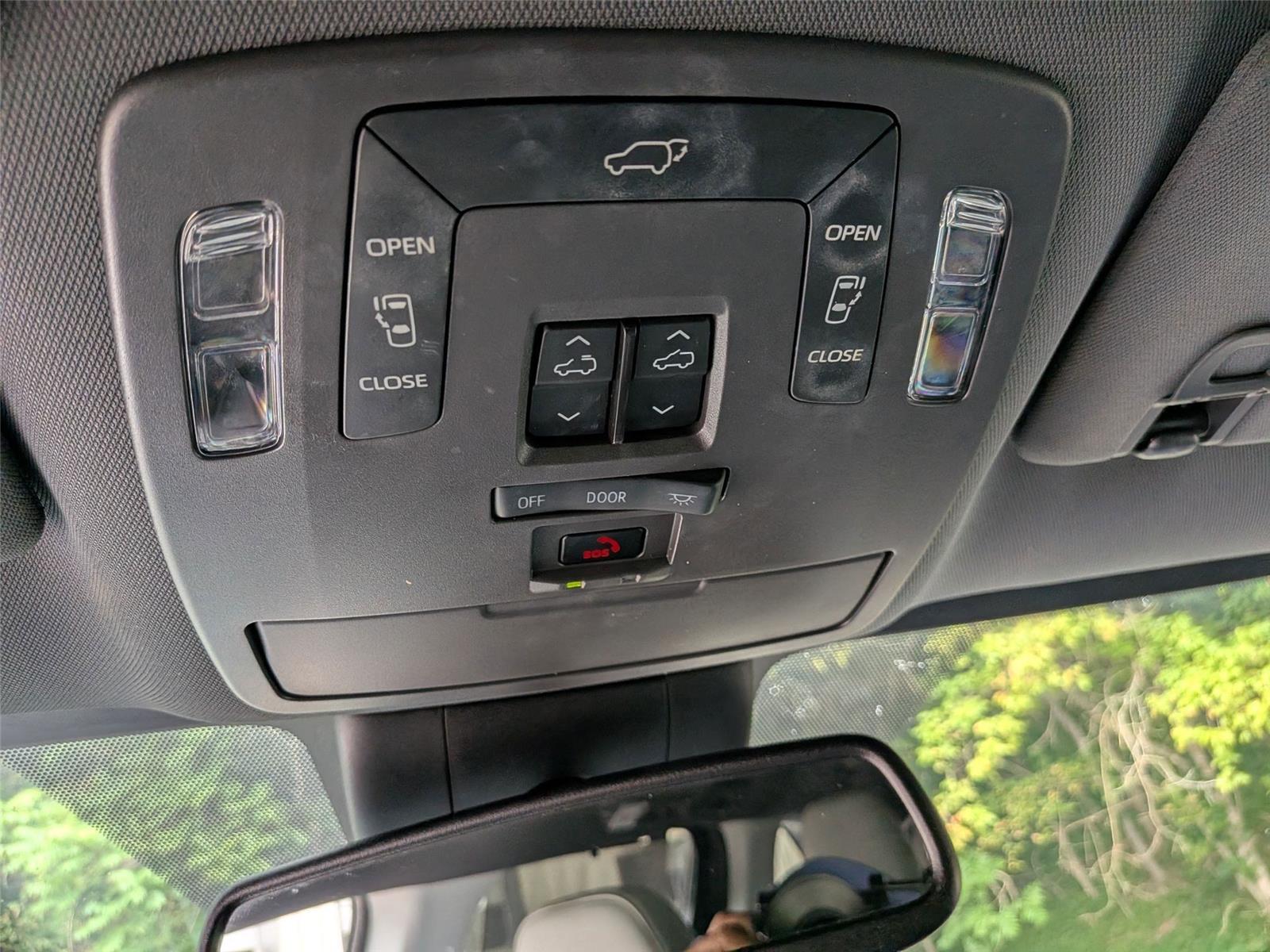 2022 Toyota Sienna XSE photo 24