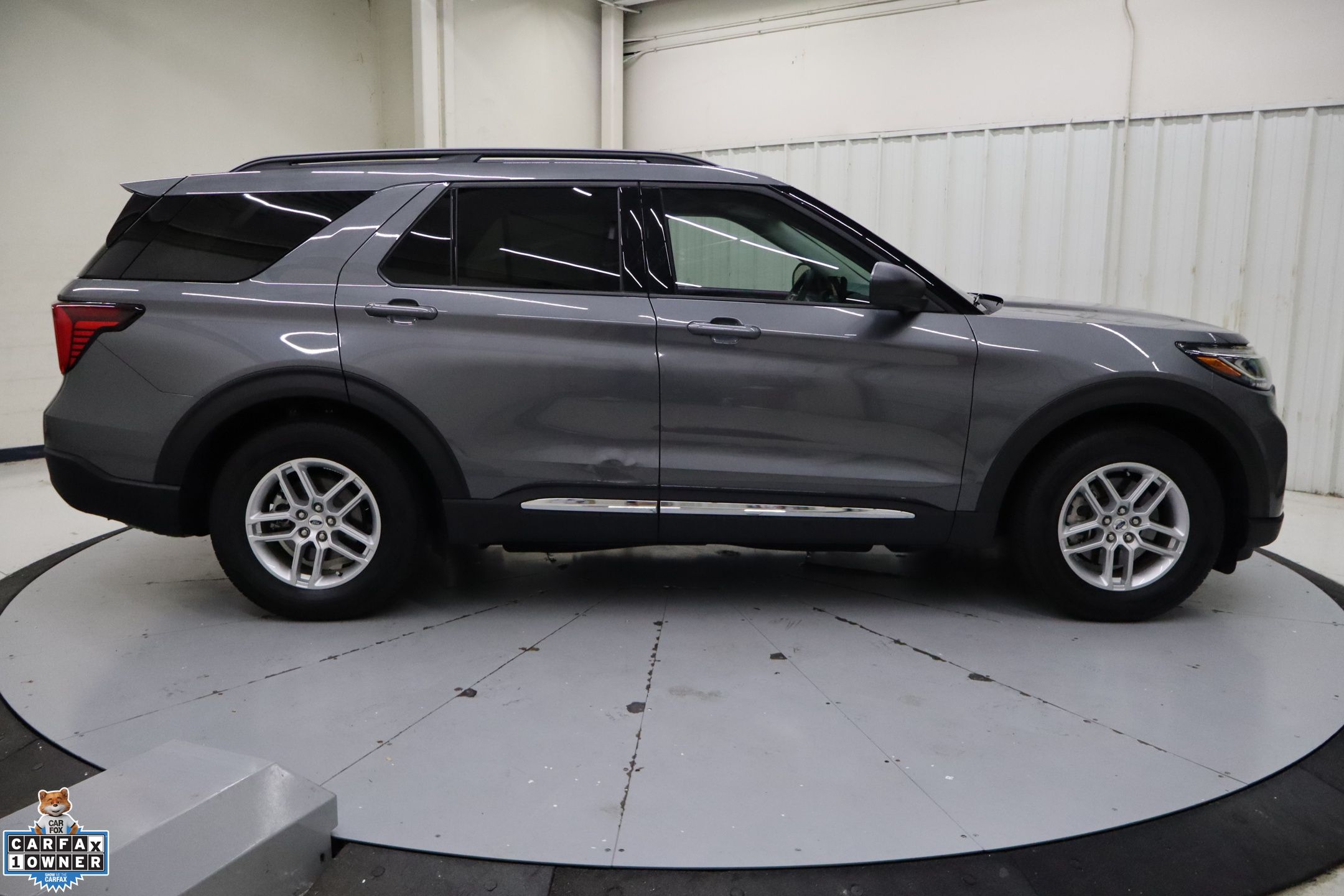 2025 Ford Explorer photo 2