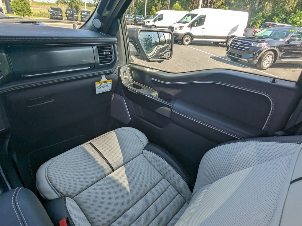 2025 Ford F-150 Lightning Platinum photo 18