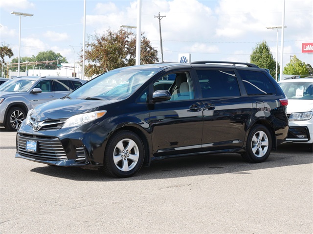 2018 Toyota Sienna L photo 3