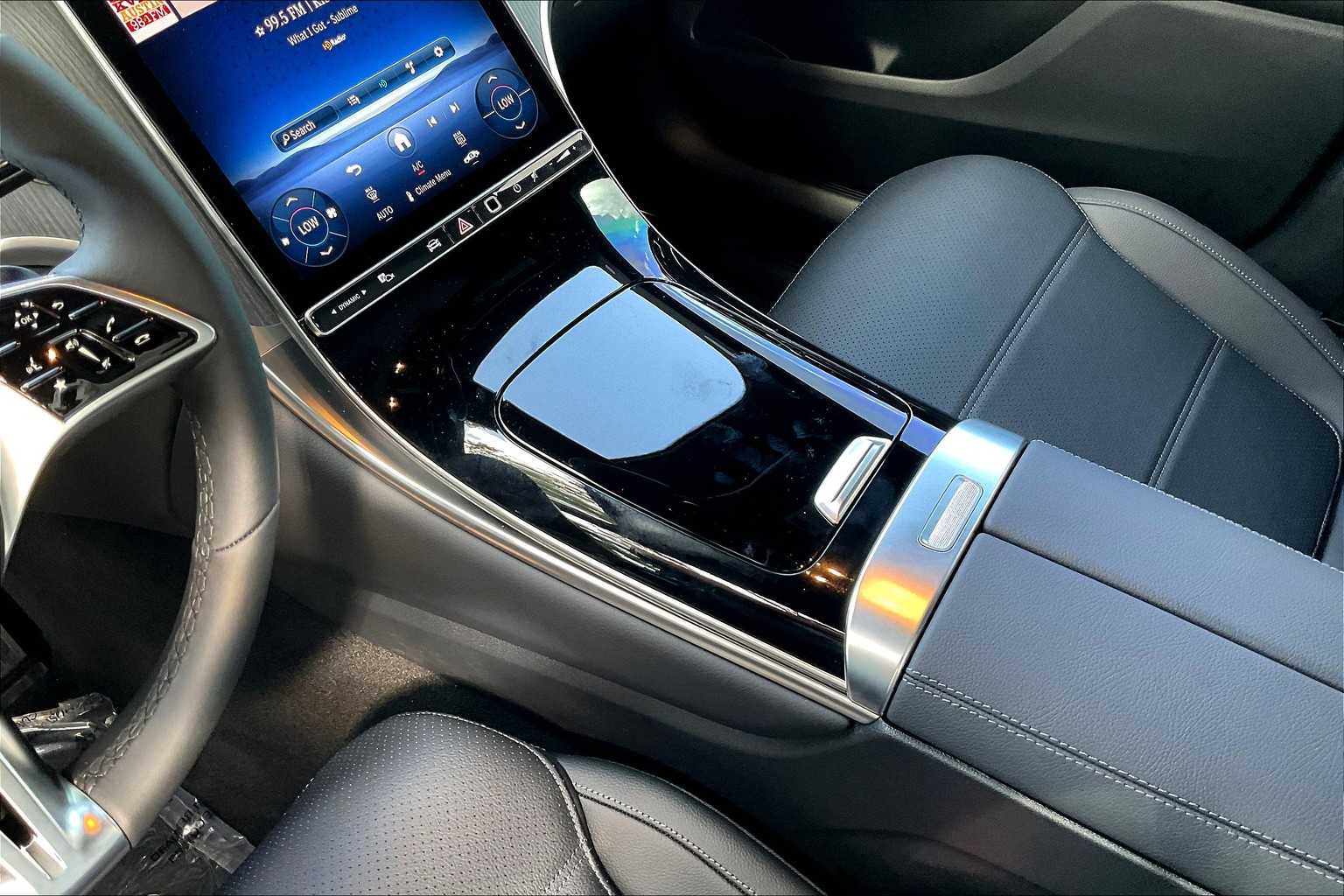 2025 Mercedes Benz GLC 300 photo 4