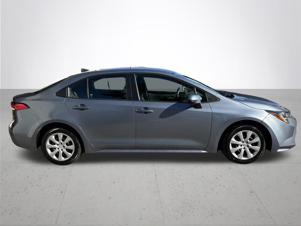 2021 Toyota Corolla LE photo 6