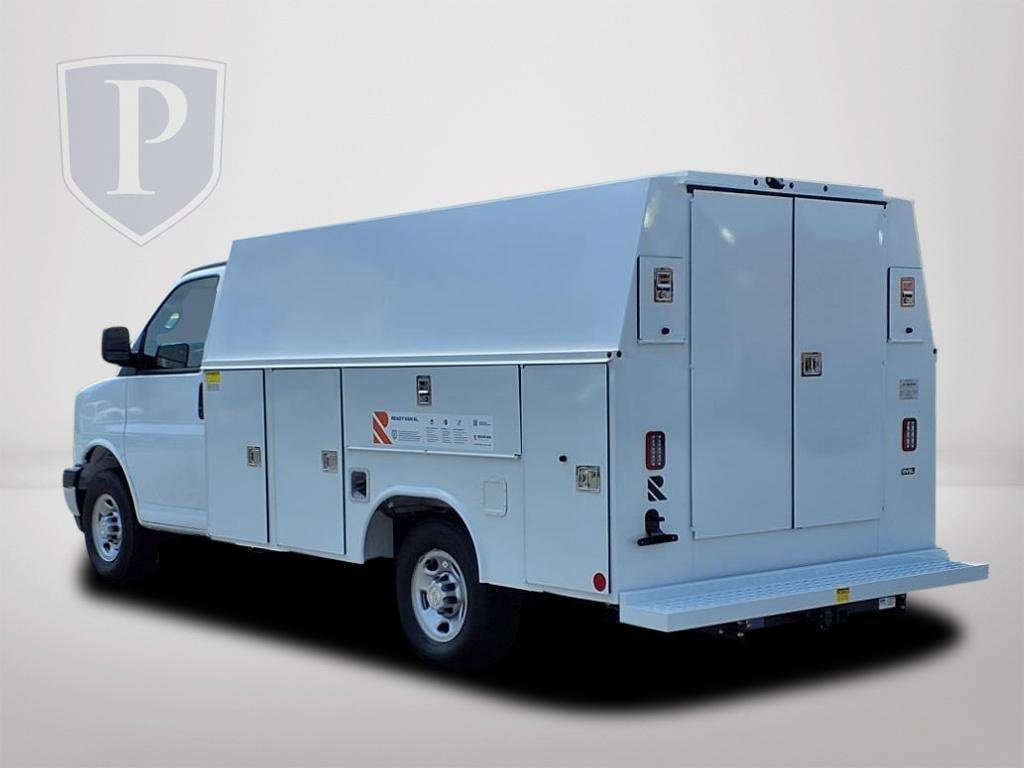 2025 Chevrolet Express Cutaway 3500 photo 4
