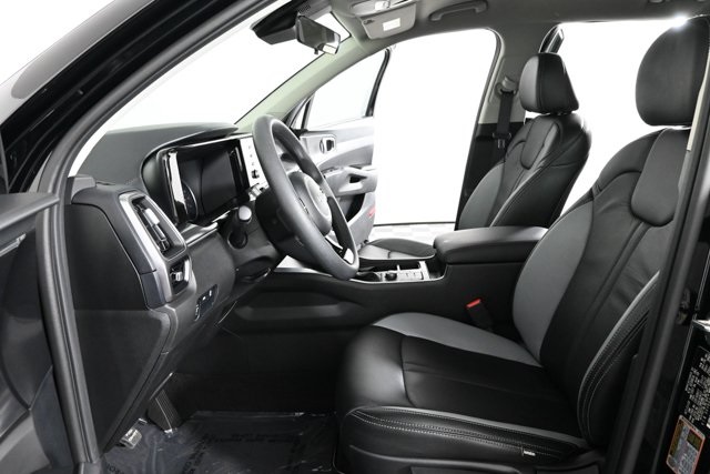 2023 Kia Sorento LX photo 17