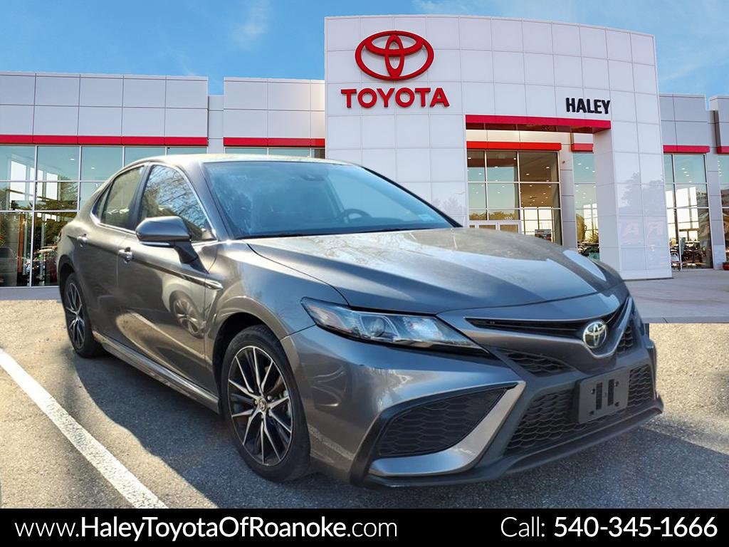 2024 Toyota Camry SE's photo